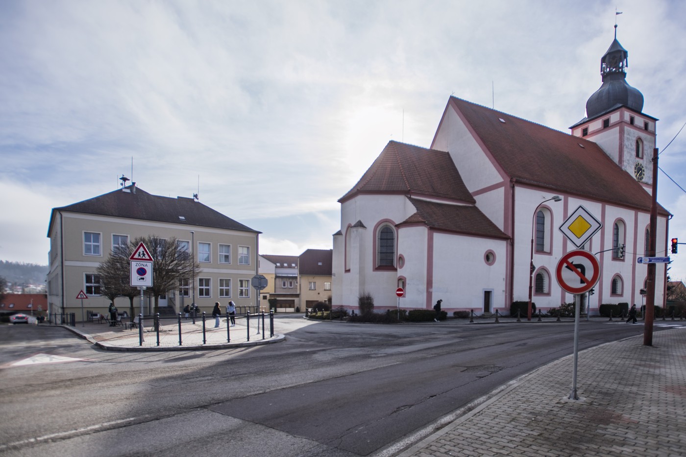 Základní škola a kostel svatého Víta v Rudolfově.