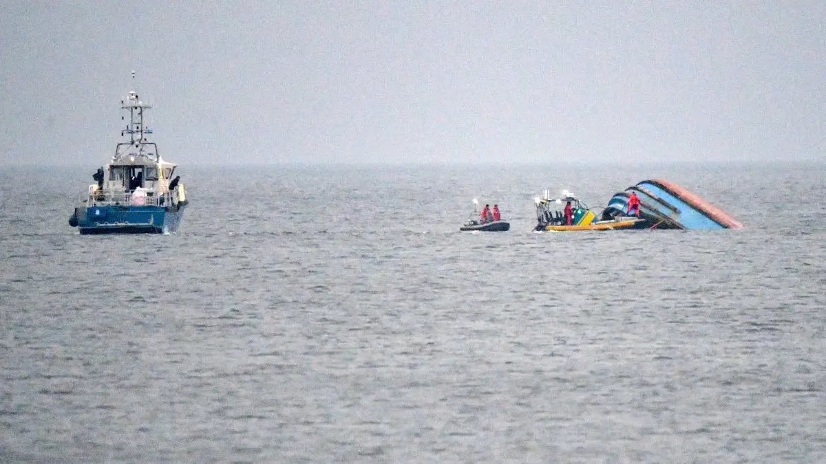 Potápějící se loď u mosambického pobřeží.