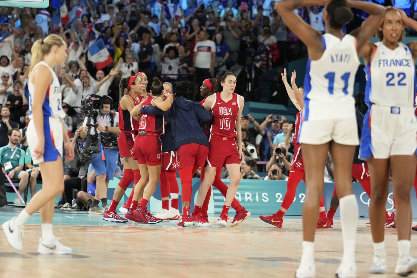 Radost a smutek. Američanky oslavují osmé olympijské zlato v řadě, Francouzky litují promarněné šance.