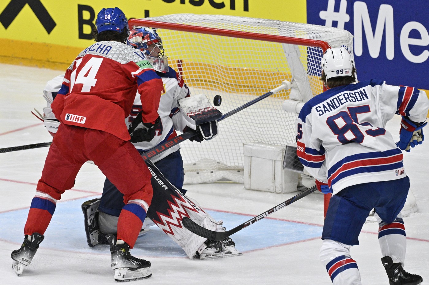 Pavel Zacha střílí vítězný gól