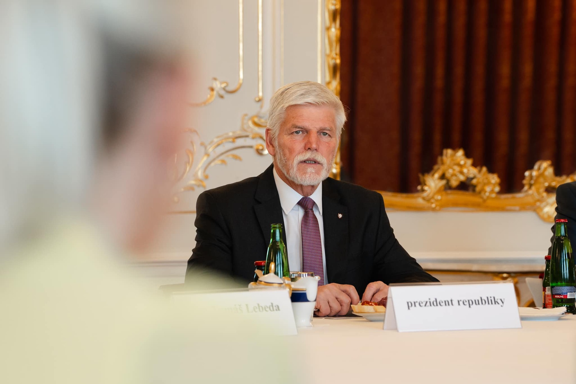 Spor o Turka prezidenta posílil. Vládě věří míň lidí