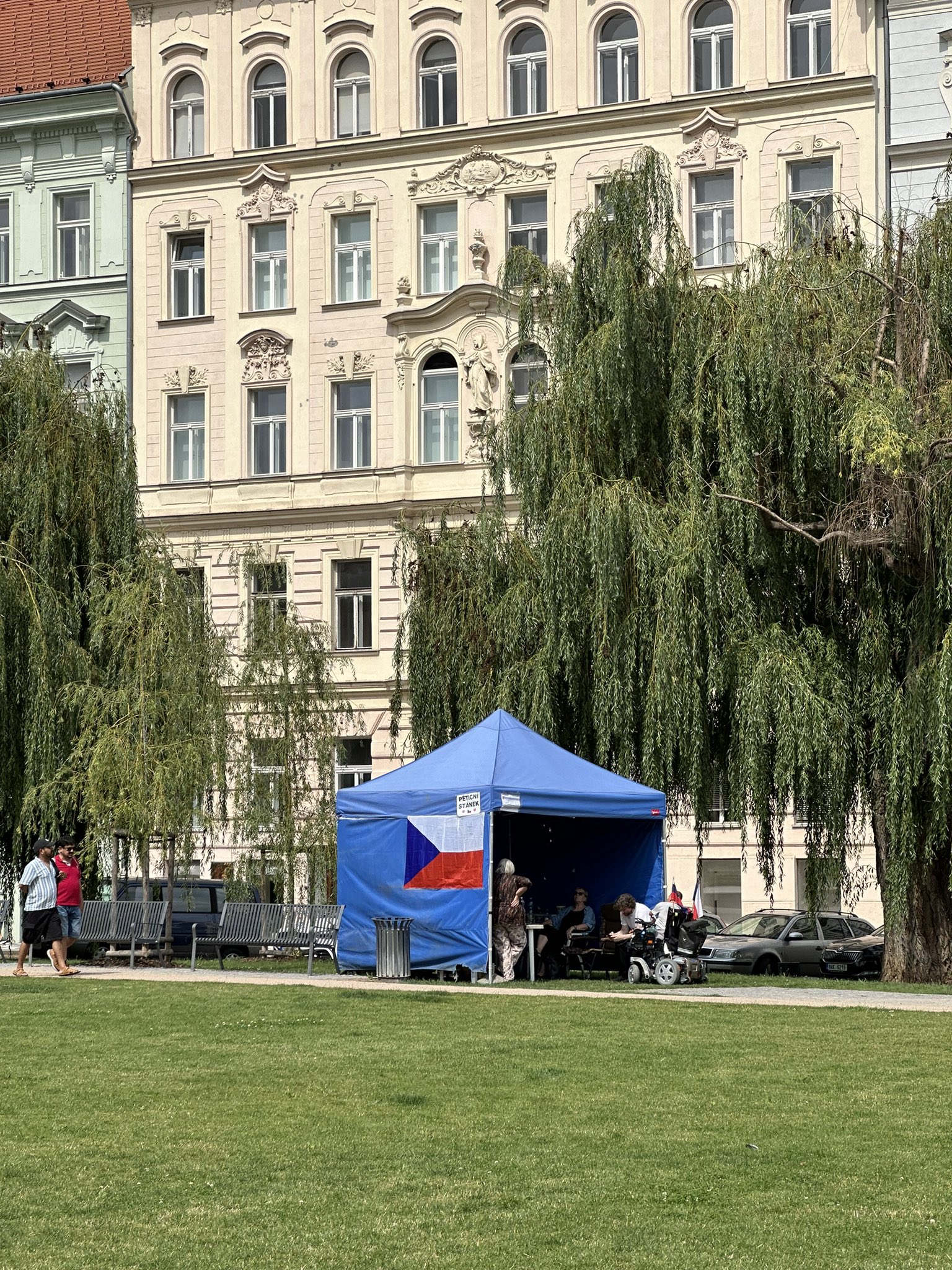 Petiční stánek se přesunul do nedalekého parku.
