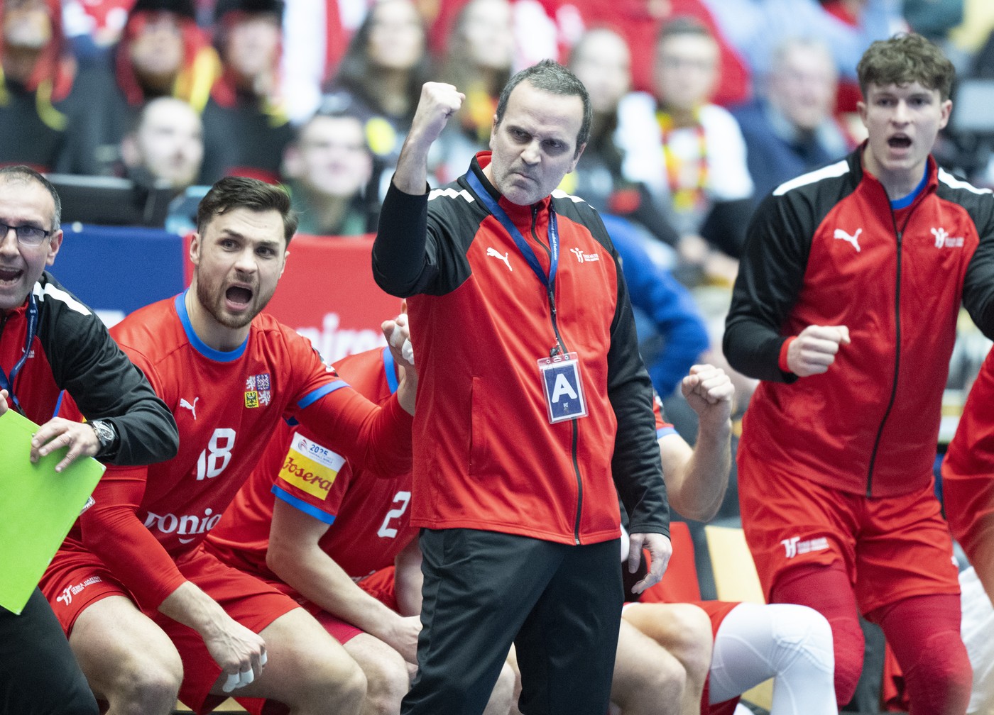 Javier Sabate se raduje se svými svěřenci v souboji s Polskem.