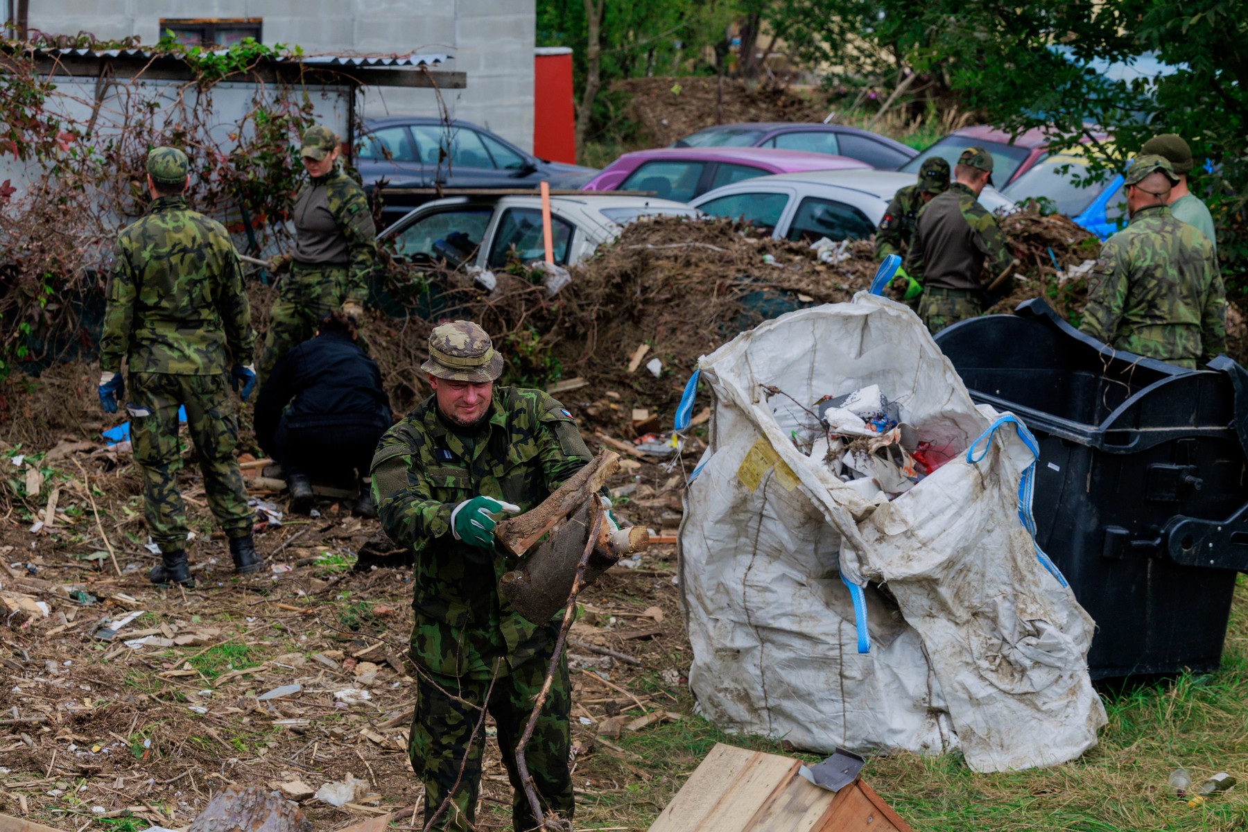 Vojáci pomáhající v České vsi po povodních (10. 10. 2024)