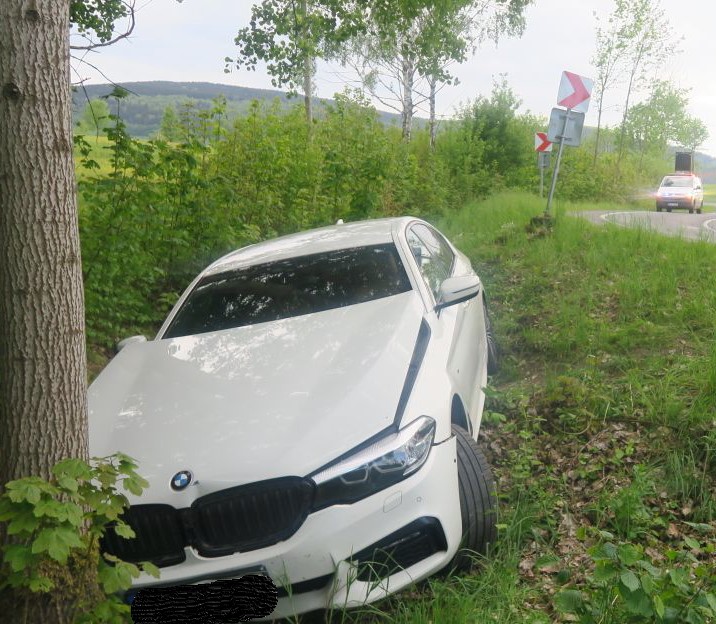 Kvůli úprava zrcátka za jízdy narazila řidička do stromu.