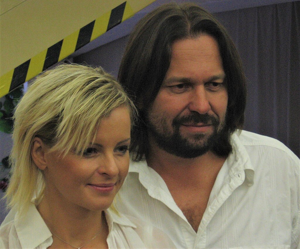 Jeden z největších společenských vrcholů Pomejeho života nastal, když si v roce 2008 vzal Ivetu Bartošovou.