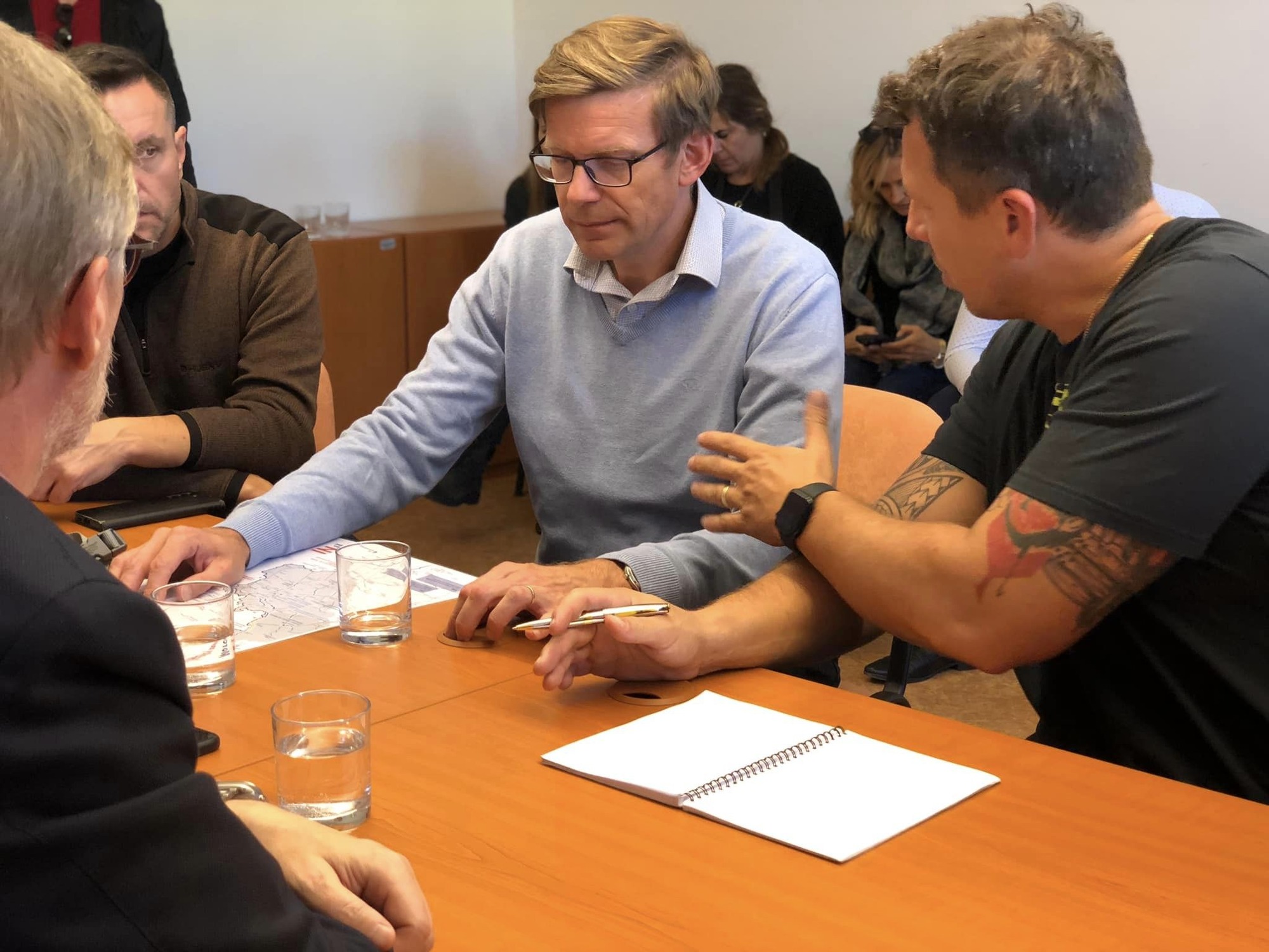 Ministr dopravy Martin Kupka (uprostřed) povolí používat staré systémy stavebního řízení.