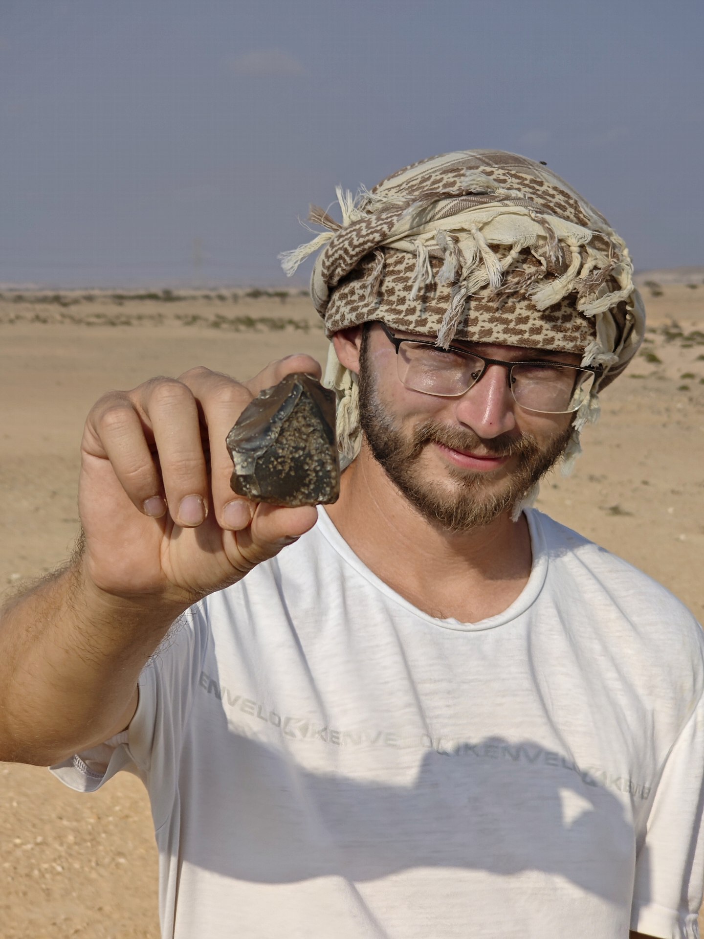 První autor studie Dominik Chlachula (ARÚB AV ČR) s unikátním nálezem levalloiského jádra v Ománu