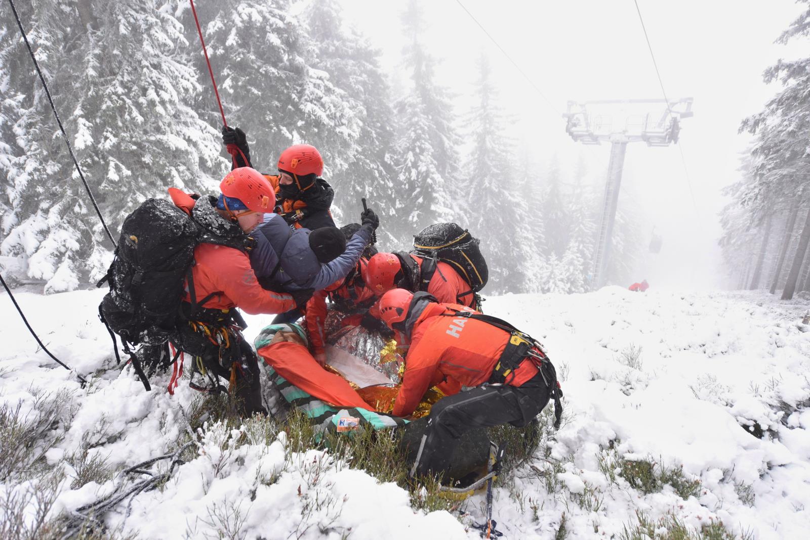 cvičení záchranářů -lanovka