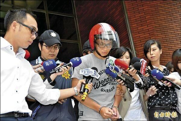 Vrah Huang Lin-kai je odvážen na popraviště.