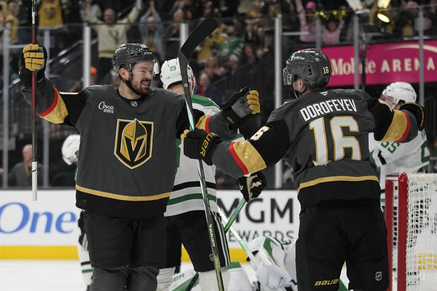 Hertl oslavuje gól se svým spoluhráčem Dorofejevem