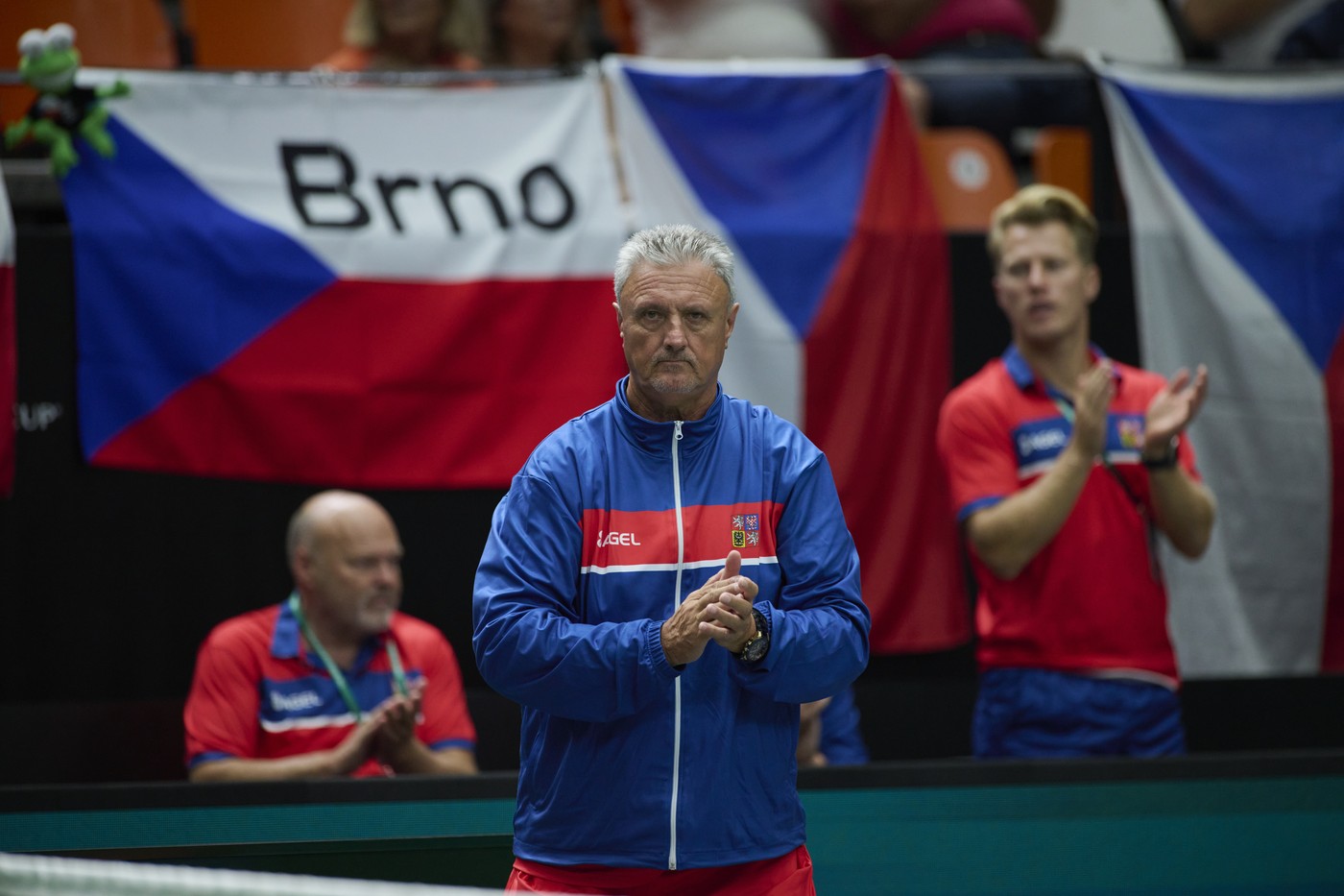 Kapitánovi českého týmu Jaroslavu Navrátilovi se tým rozpadal před očima.