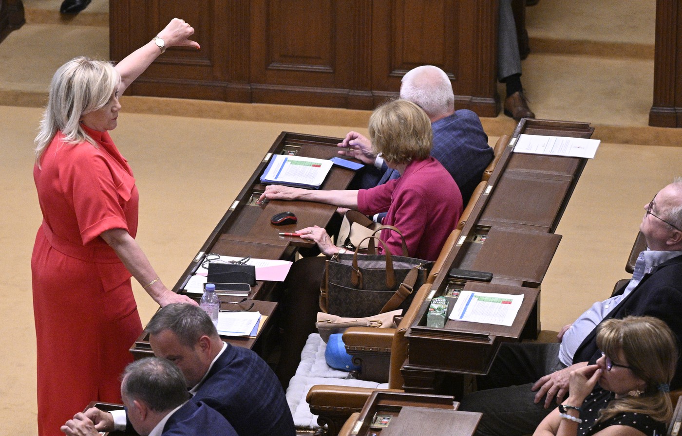 Opoziční poslanci se neúspěšně pokusili zabránit přijetí zákona lex Ukrajina.