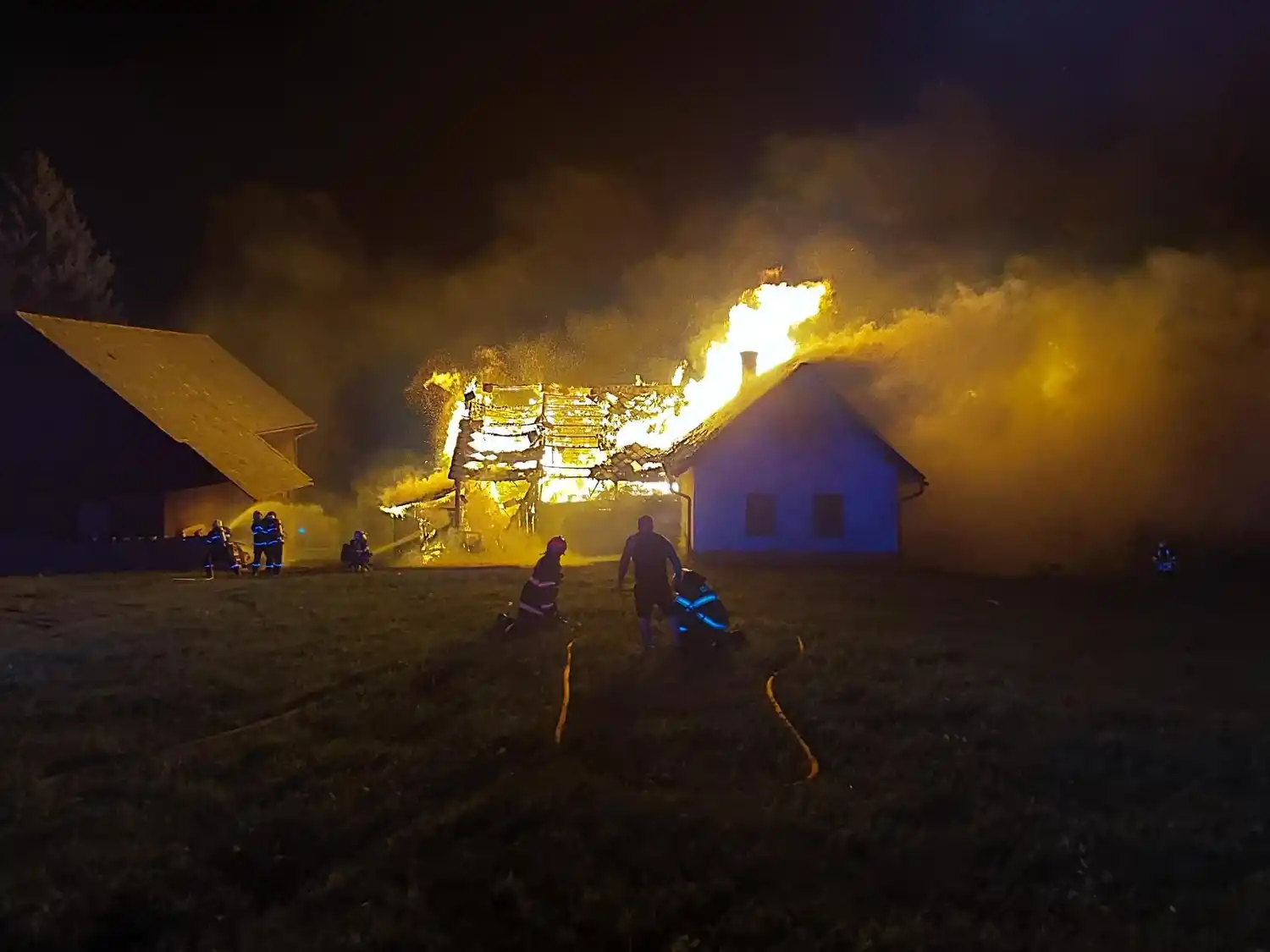 Požár chaty v Pastvinách na Orlickoústecku.