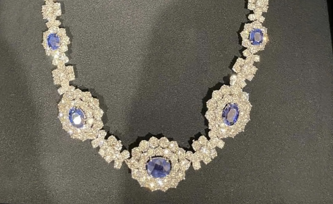 Jeden z ukradených náhrdelníků.