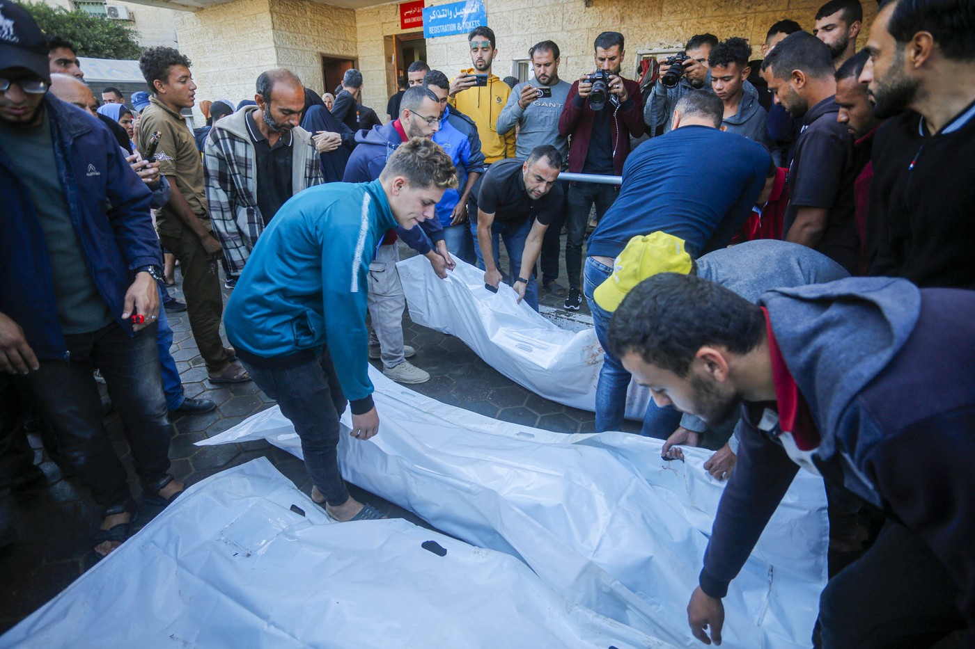 Izraelský útok na Gazu zabil skoro stovku lidí, včetně 20 dětí.