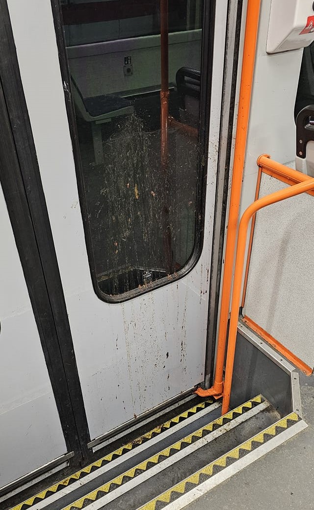 Nepořádek po cestujících.