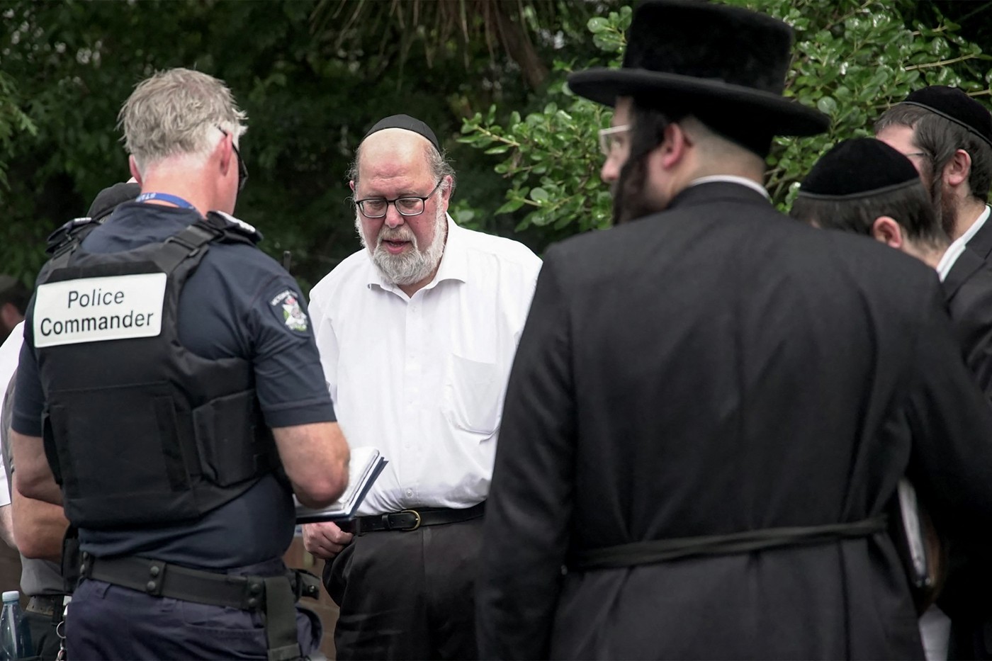 Policie vyšetřuje požár synagogy jako teroristický čin.