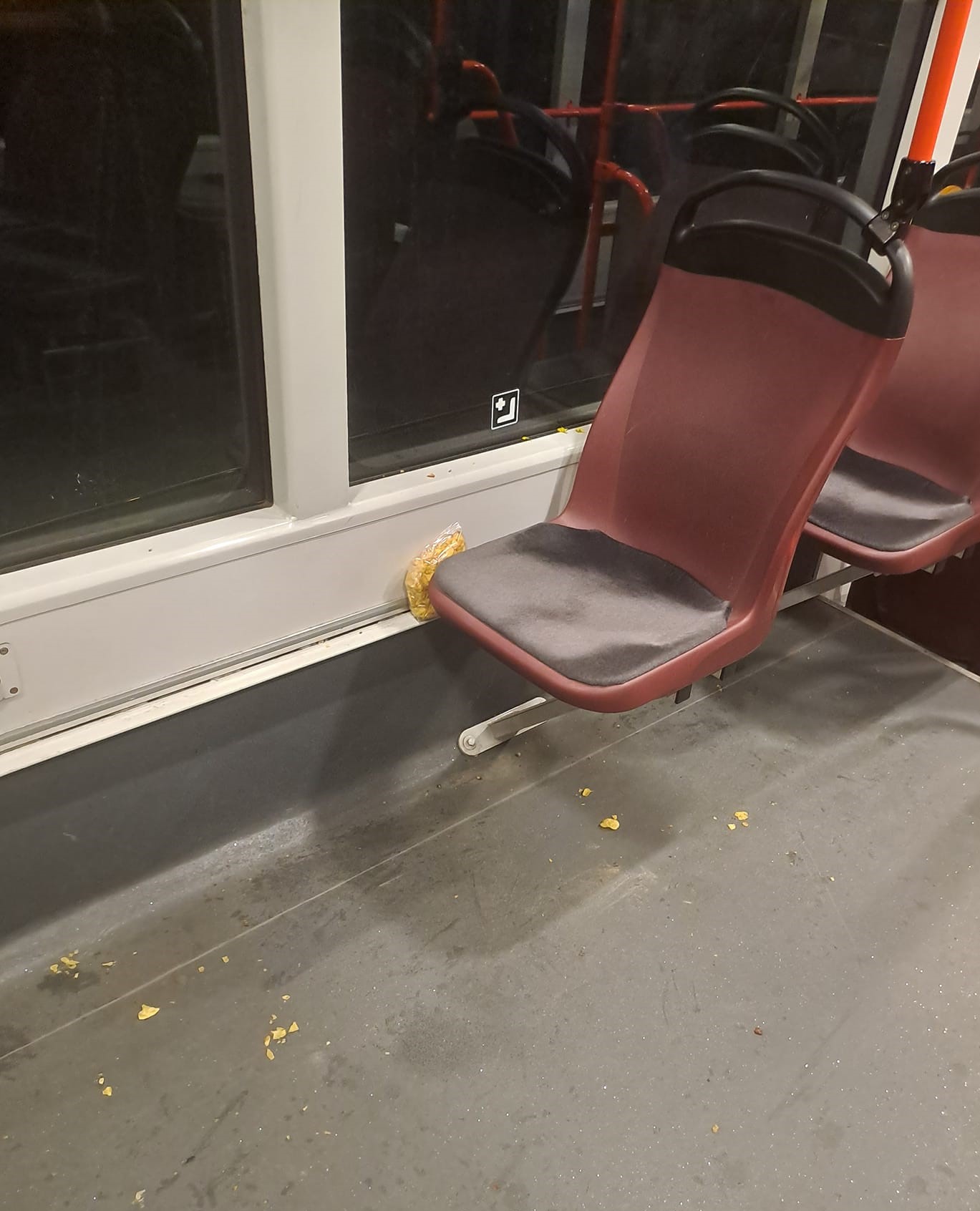 Nepořádek po cestujících.