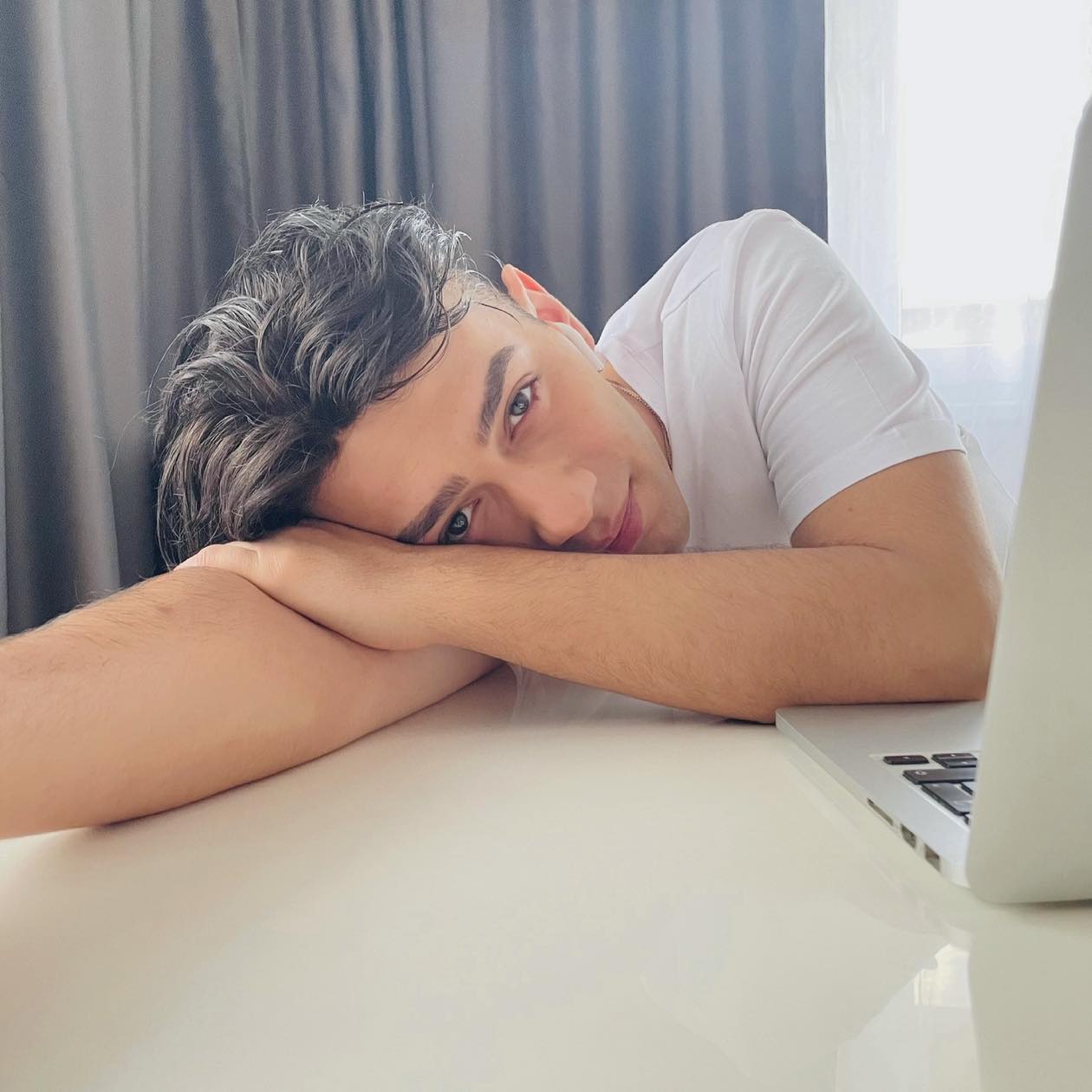 Zpěvák Jan Bendig se marně snaží vyprodat 02 Universum.