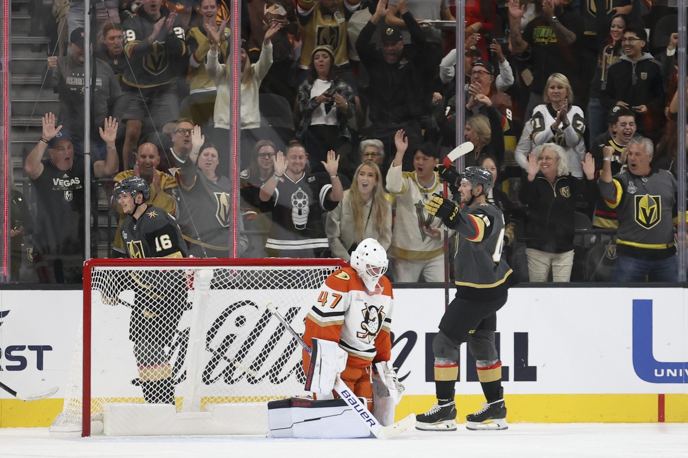 Tomáš Hertl slaví gól