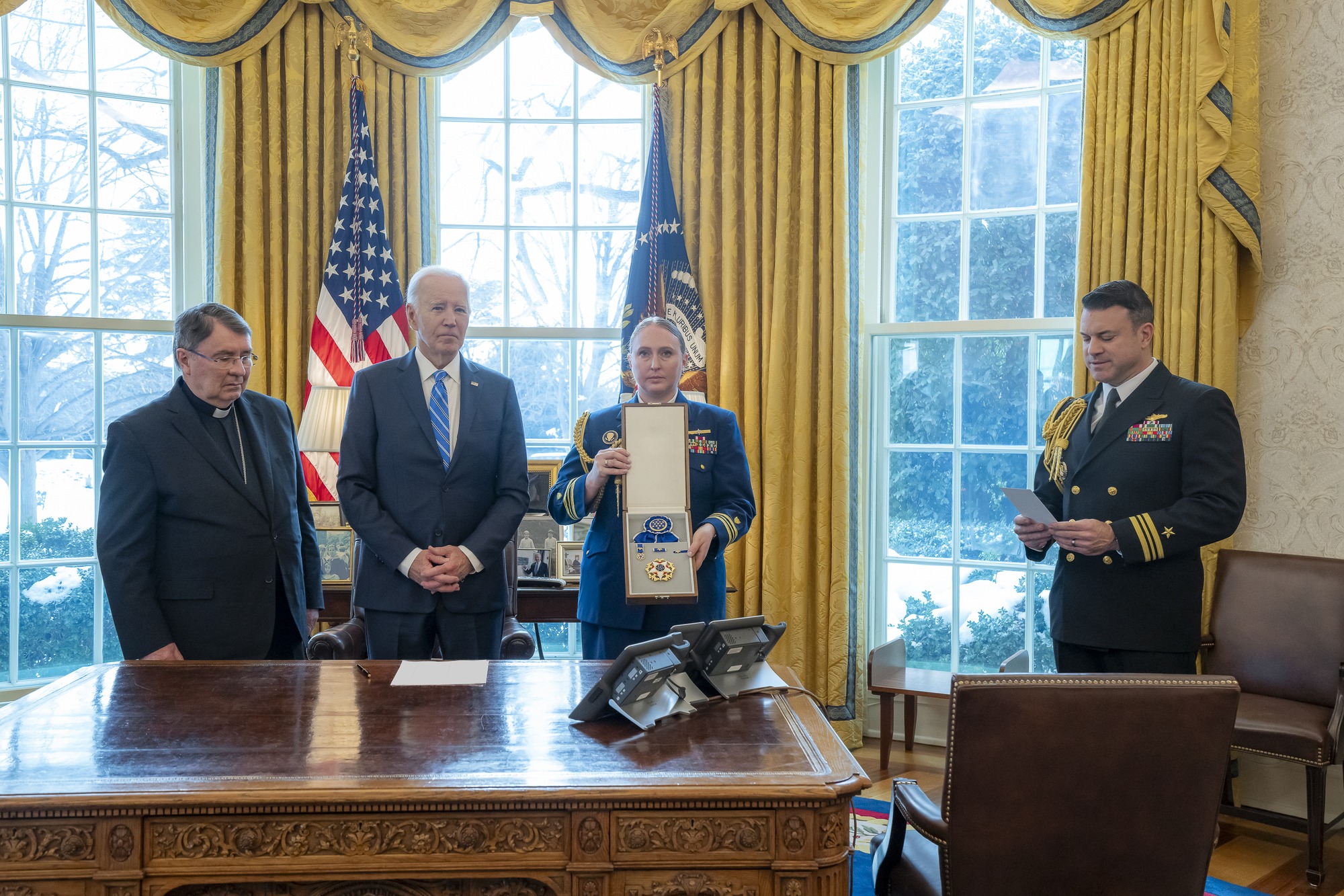 Prezident Biden v Oválné pracovně Bílého domu s oceněním pro papeže Františka.