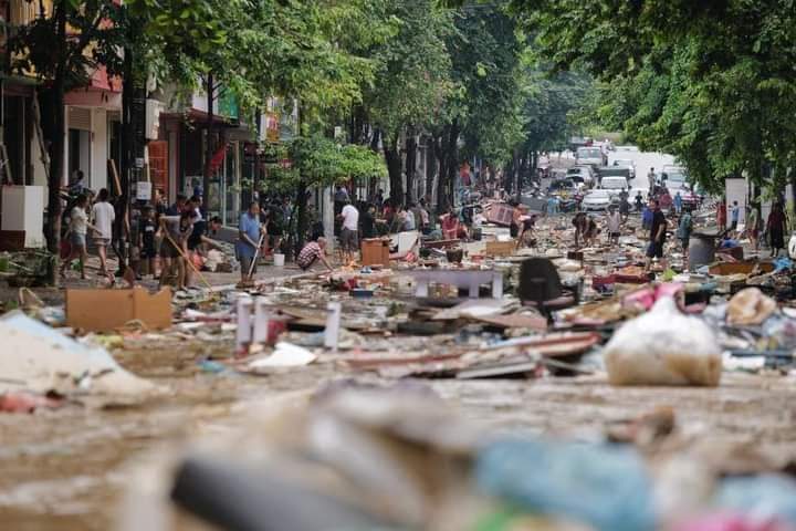 Obraz zkázy v ulicích Hanoje.