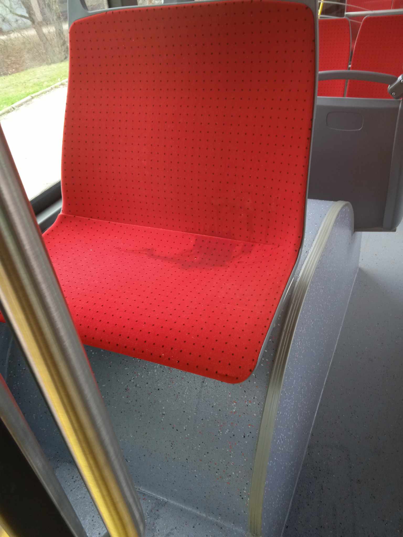 Politá nebo pomočená sedačka v autobuse.