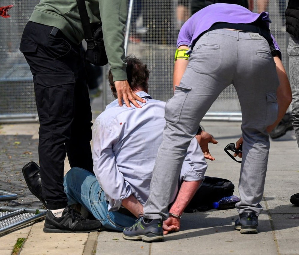 Policie krátce po atentátu zadržela střelce, slovenského spisovatele Juraje Cintulu.