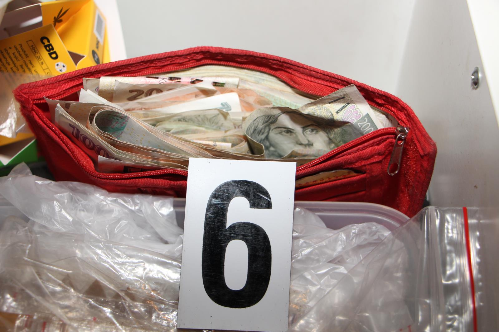 Policie zadržela dealera.