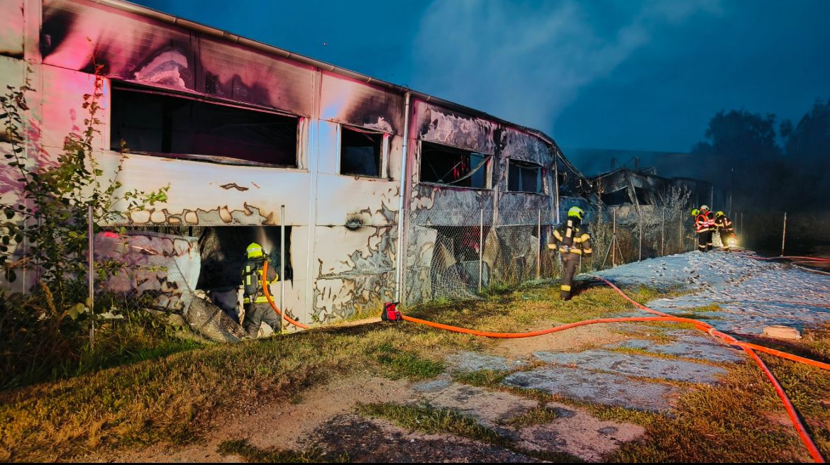 Ohořelá budova se částečně zřítila.