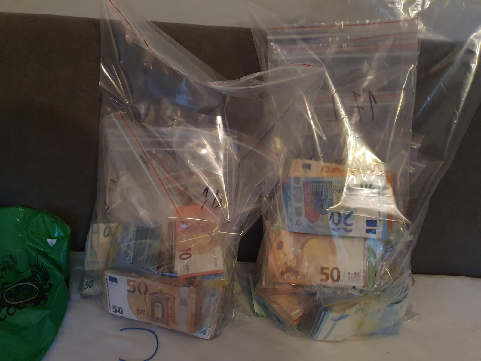 Peníze zabavené při operaci Arena.