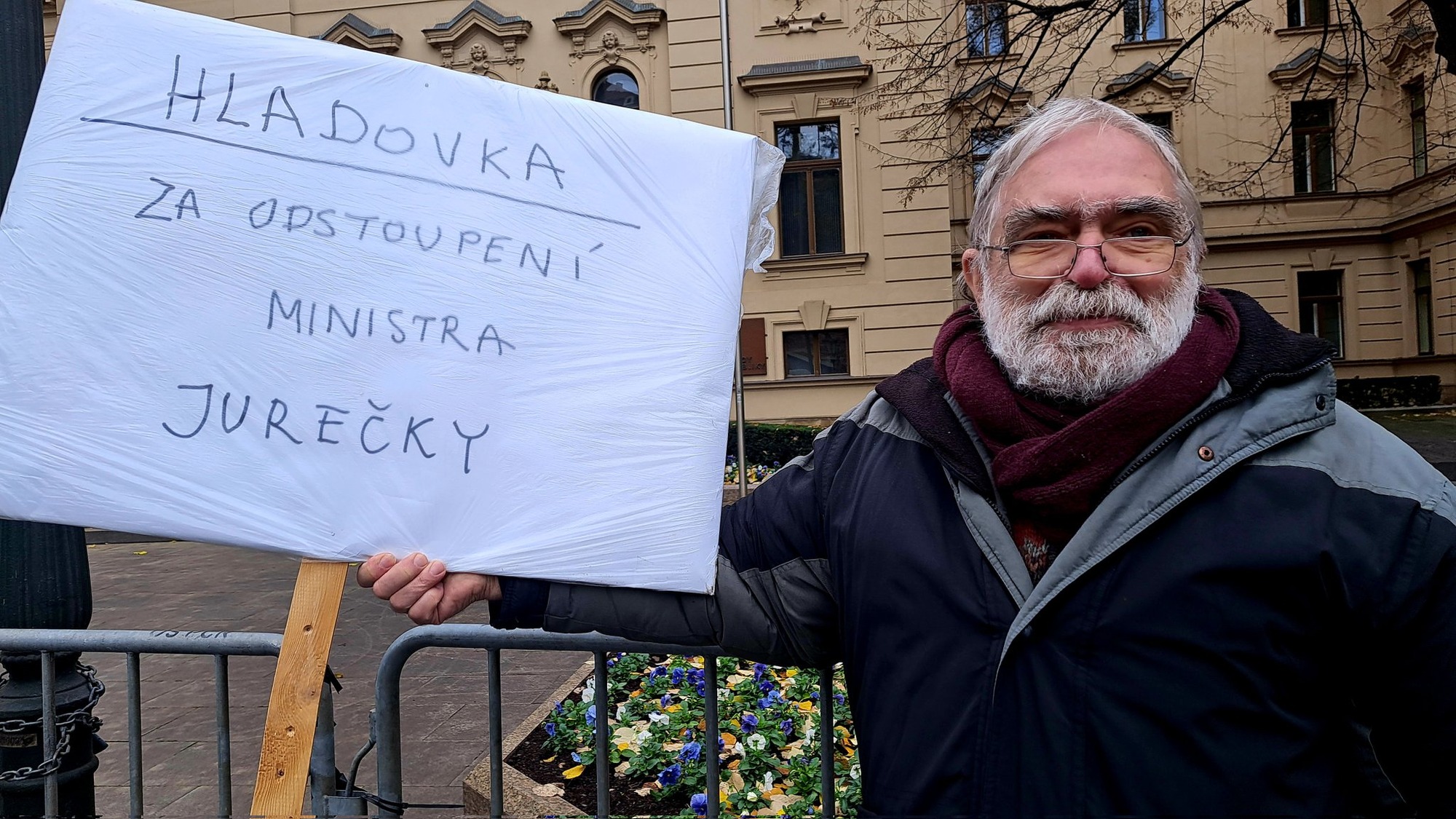 Jiří Gruntorád protestoval před Úřadem vlády za vyšší důchody disidentů