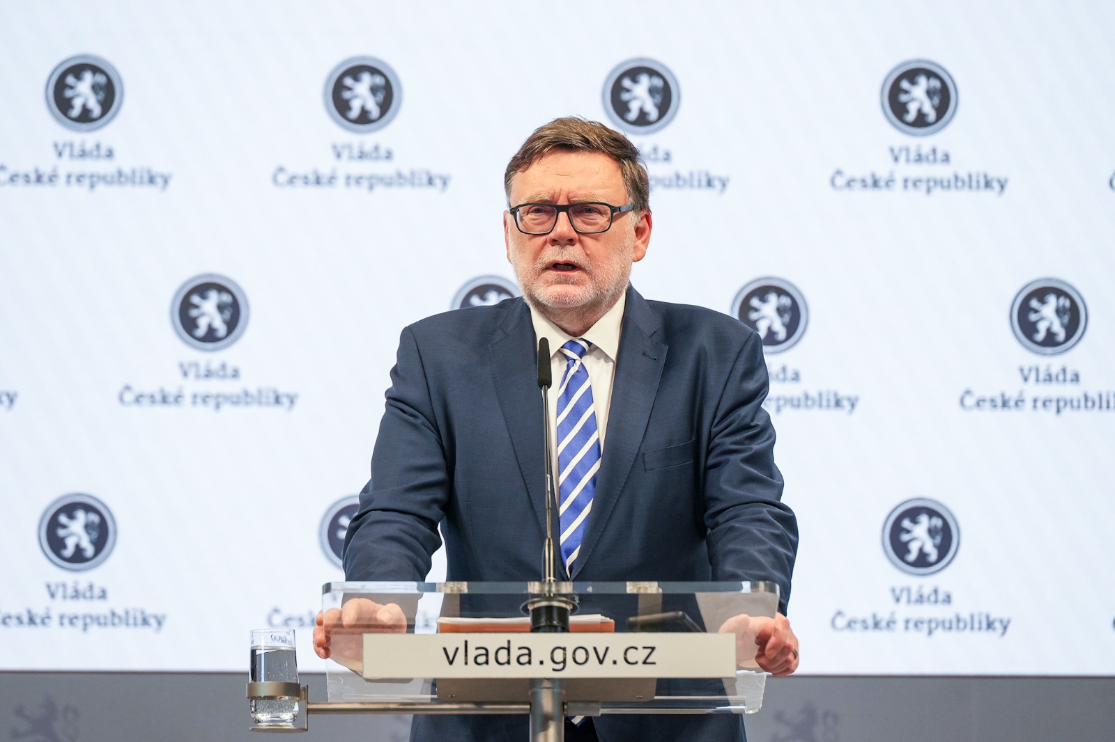 Ministr financí Zbyněk Stanjura to schytává za návrh rozpočtu ze všech stran.