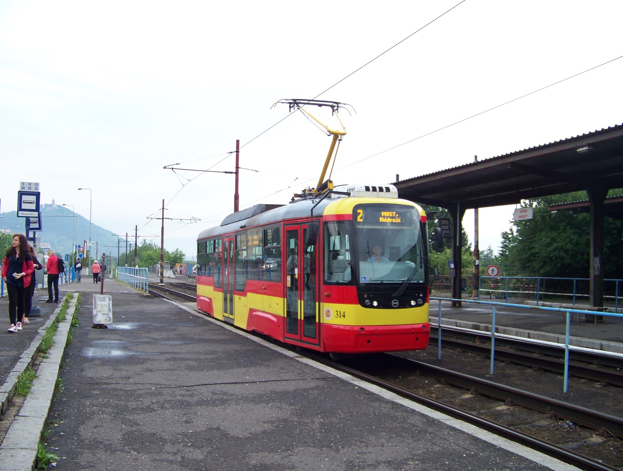 Tramvajová doprava mezi Mostem a Litvínovem stojí.