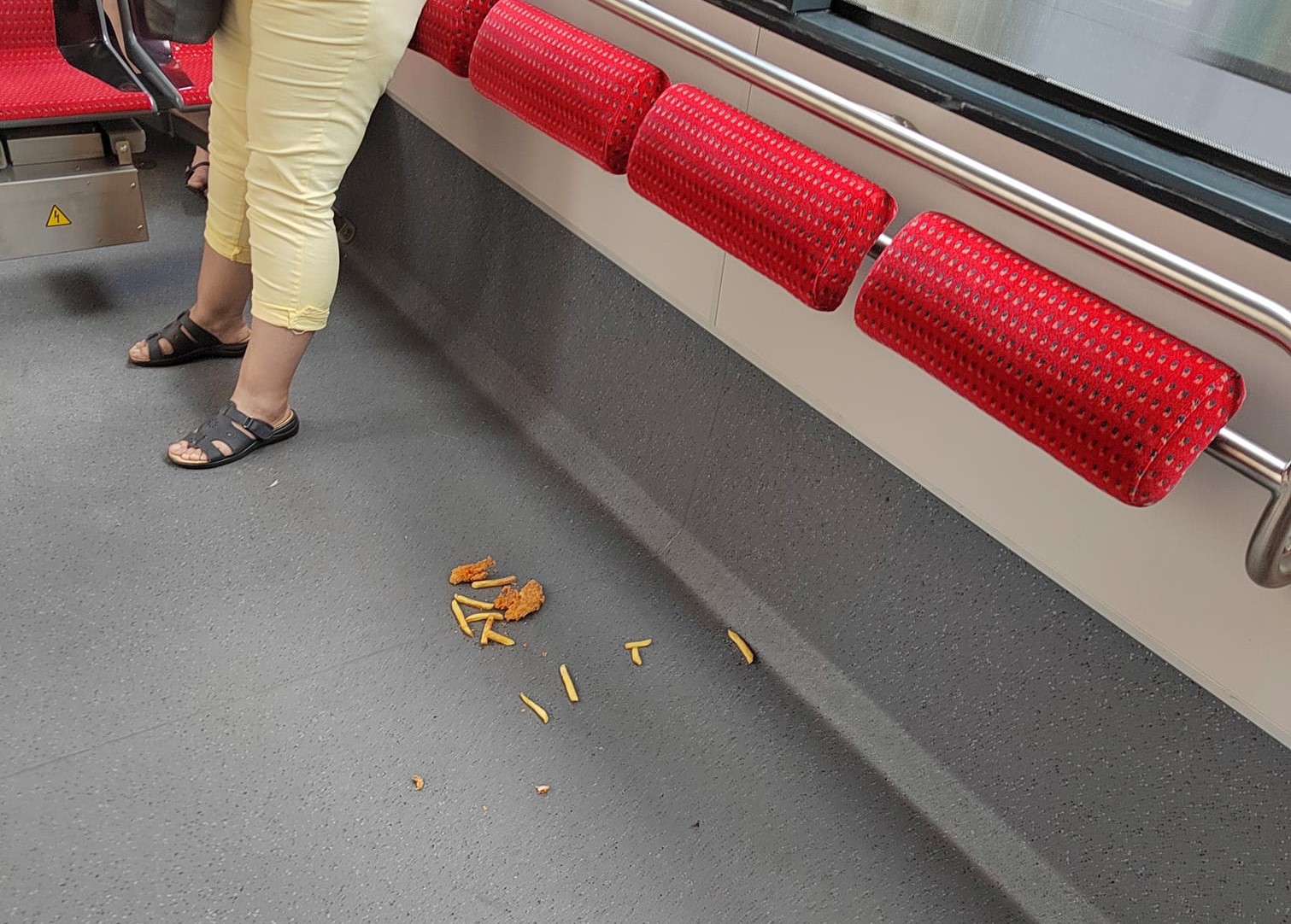 Nepořádek po cestujících.