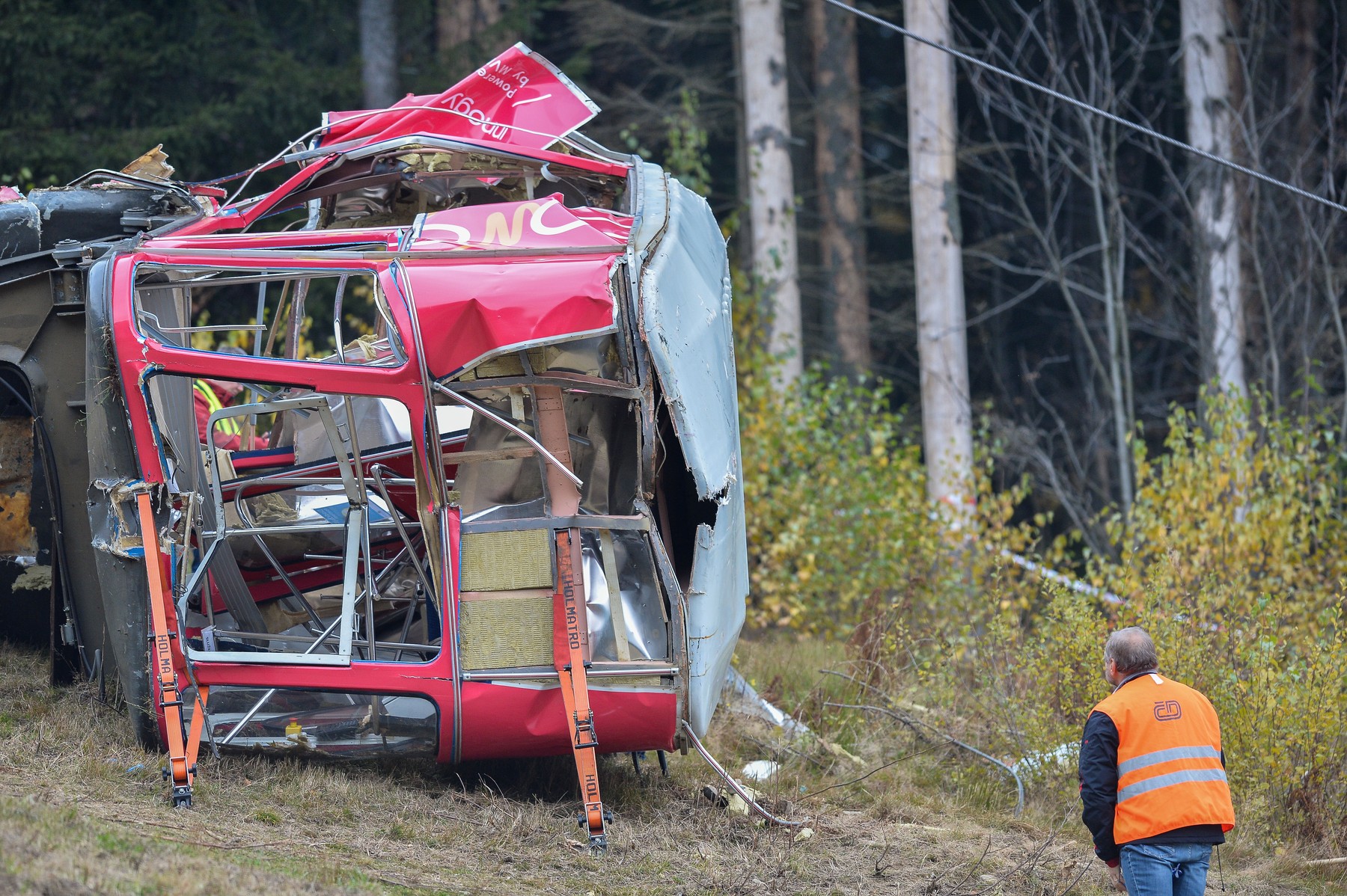 Odborníci ohledávají vrak kabiny lanovky na Ještěd (1. 11. 2021)