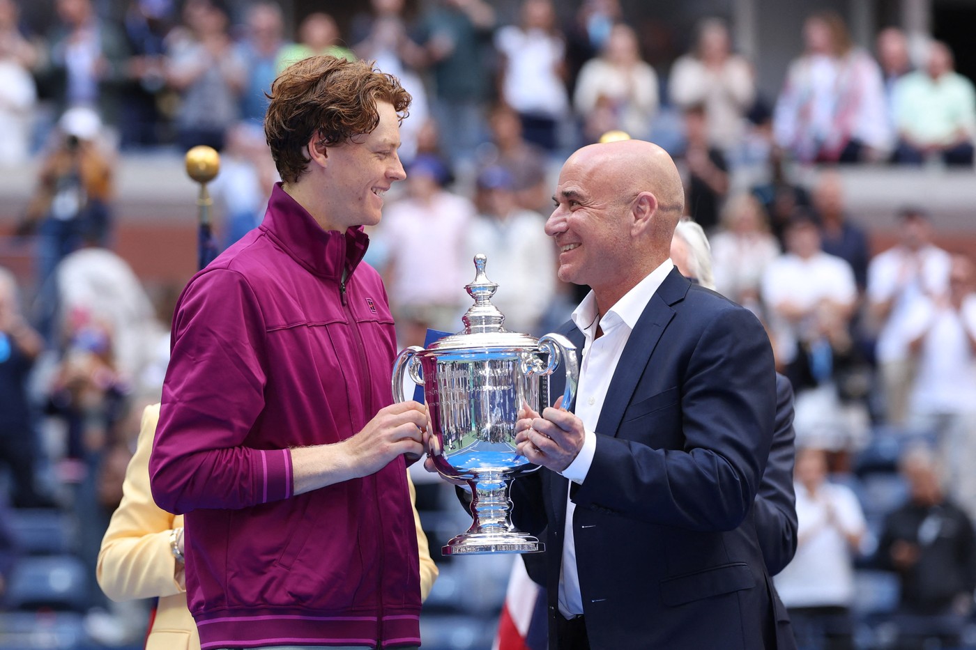 Šampion šampionovi. Dvojnásobný vítěz US Open Andre Agassi předává trofej novému vládci New Yorku.
