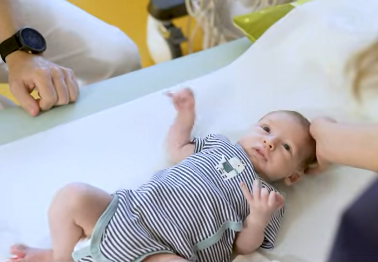 Chlapečka s raritní diagnózou zachránili lékři z Motola.