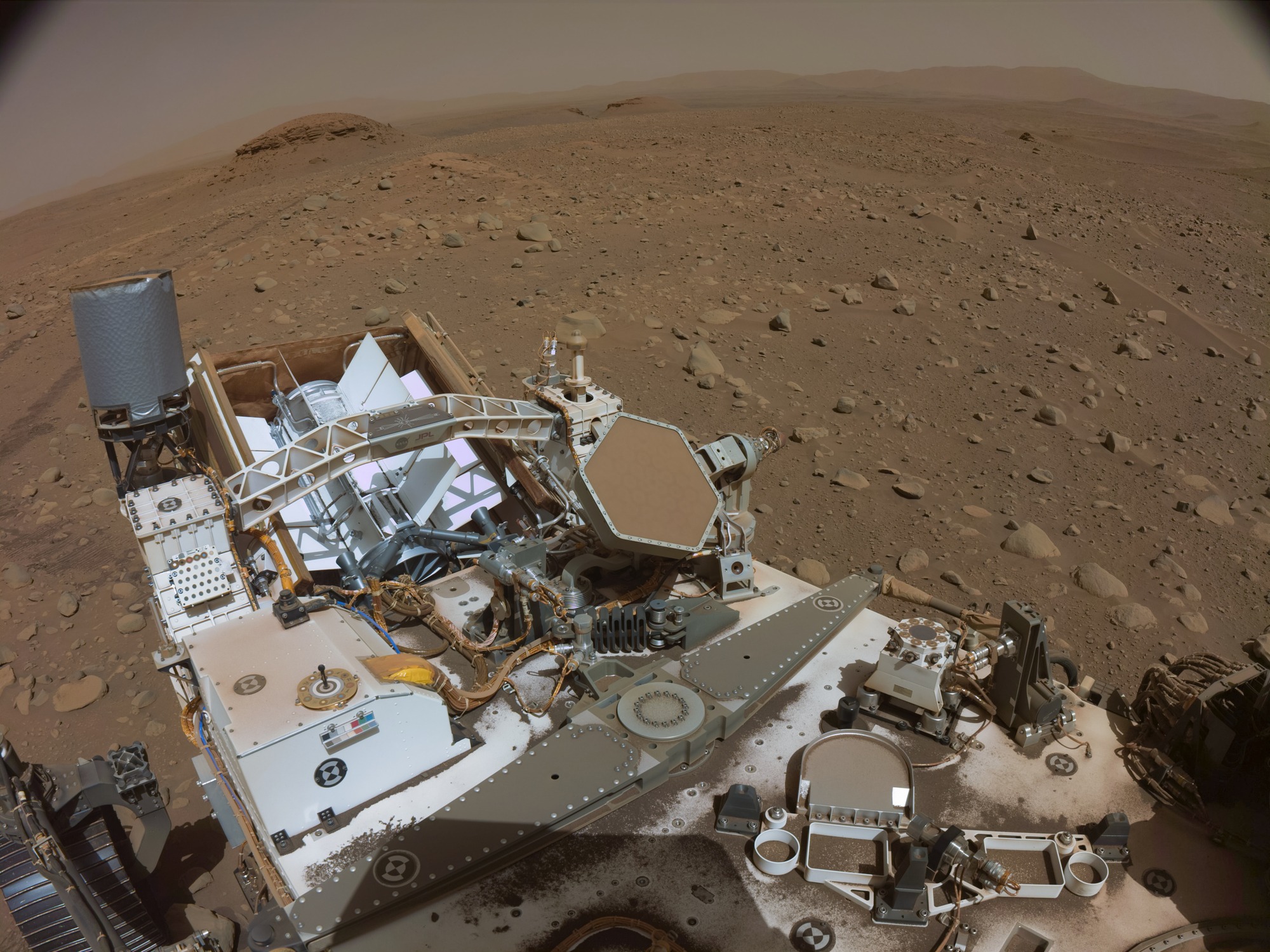 Foto z kamery roveru Perseverance na Marsu (5. 4. 2023)