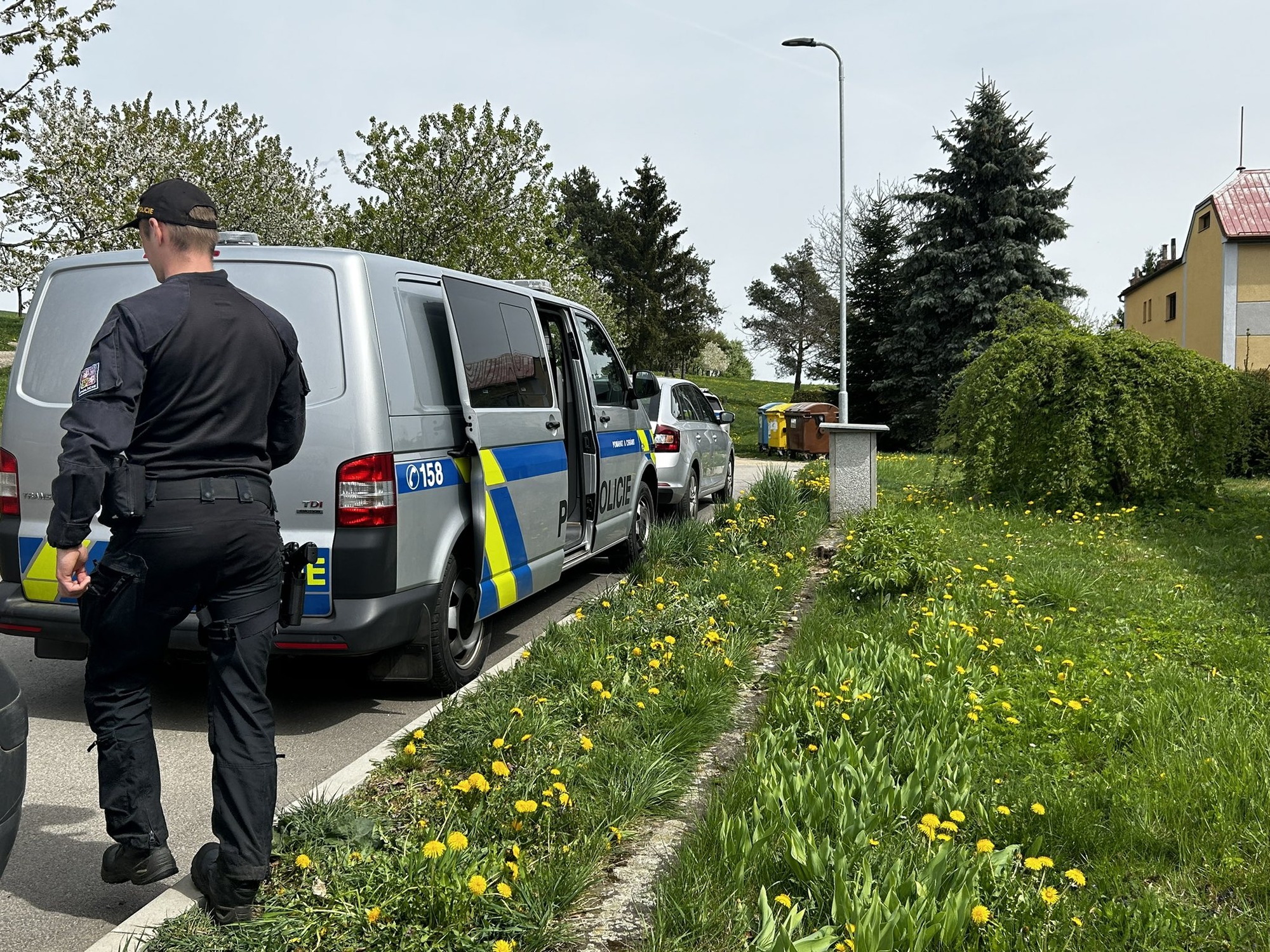Policisté na místě činu sobotní vraždy.