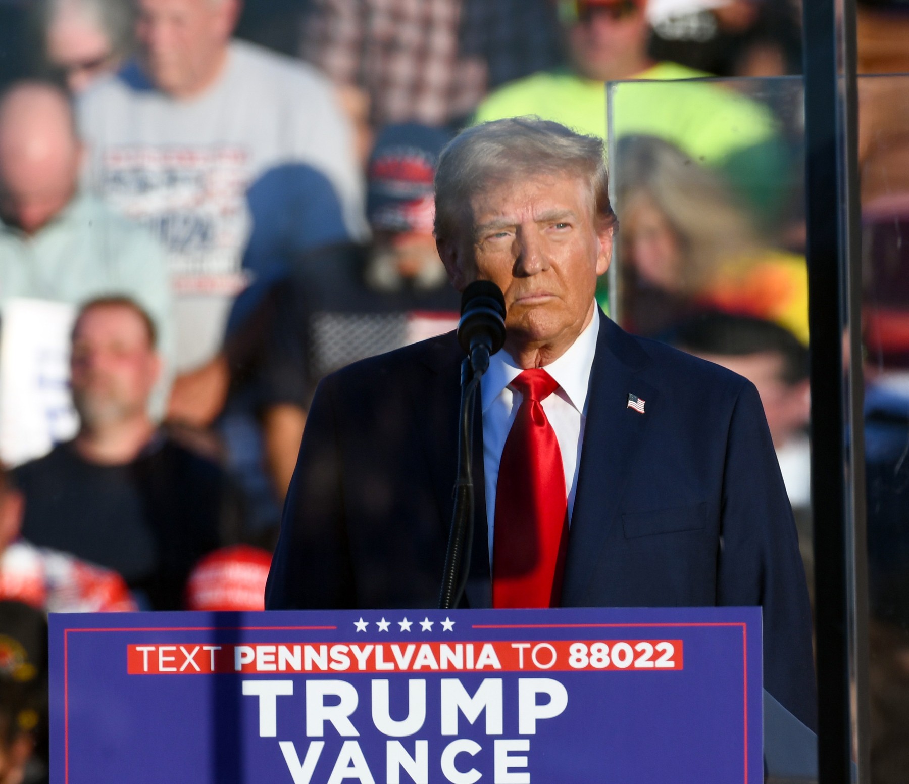 Trump se vrátil na místo atentátu. Bezpečnostní opatření byla tentokrát mnohem silnější.