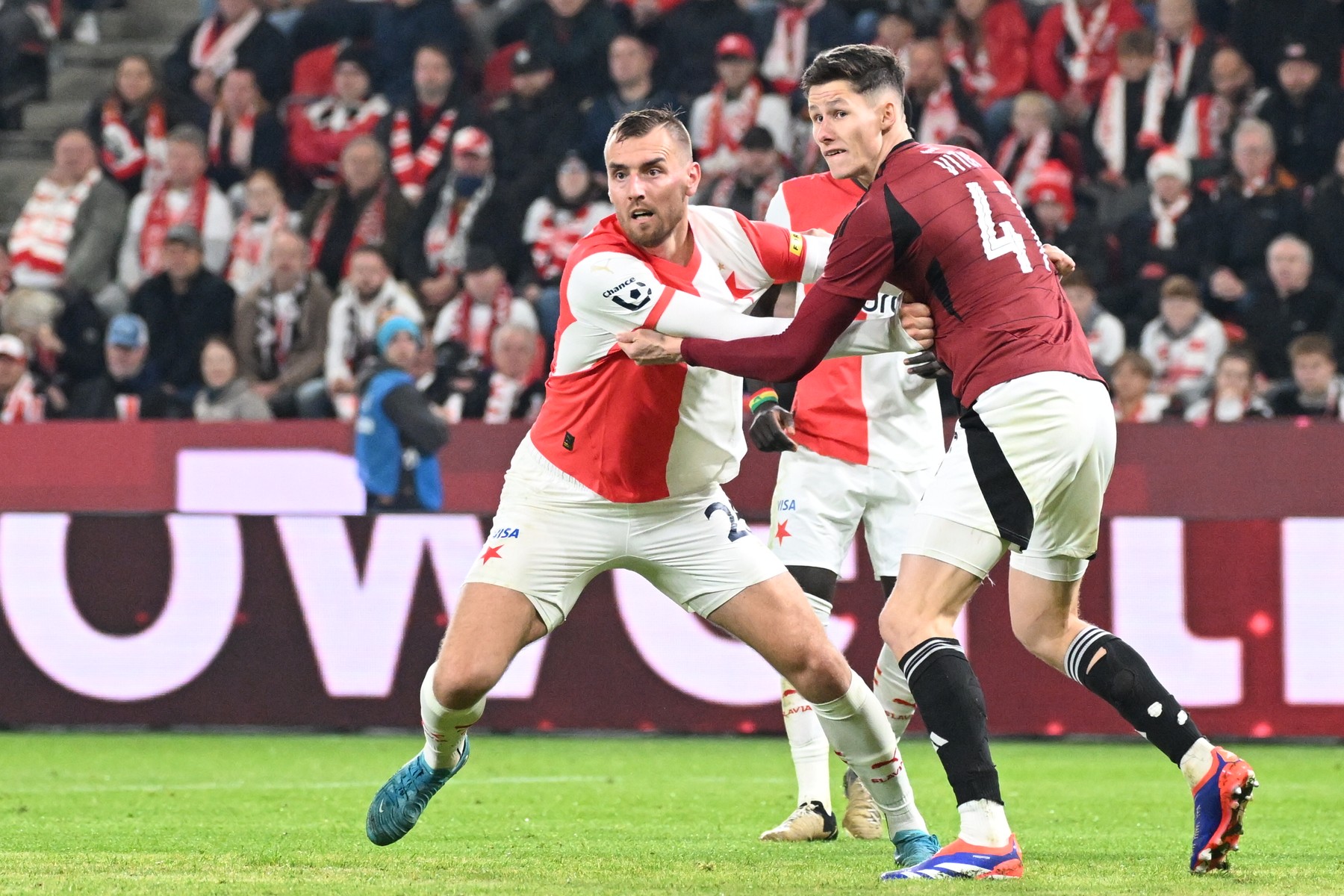 Tomáš Chorý v souboji s Martinem Vitíkem.