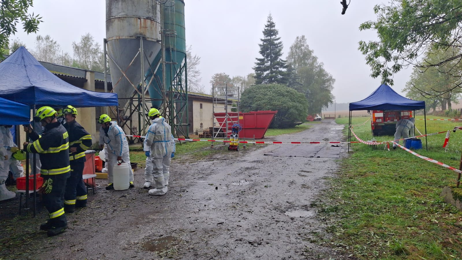 V Myslívi pomáhají i profesionální hasiči.