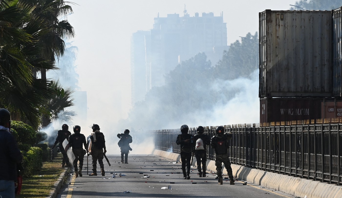 Ulice Islámábádu připomínají bojiště.