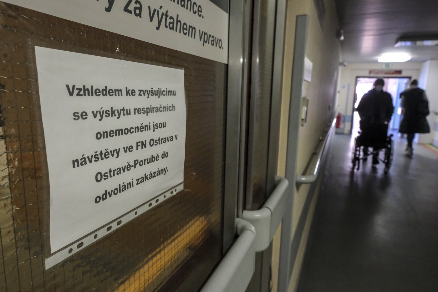 Návštěvy do nemocnic nesmí ve většině ústavů v republice.