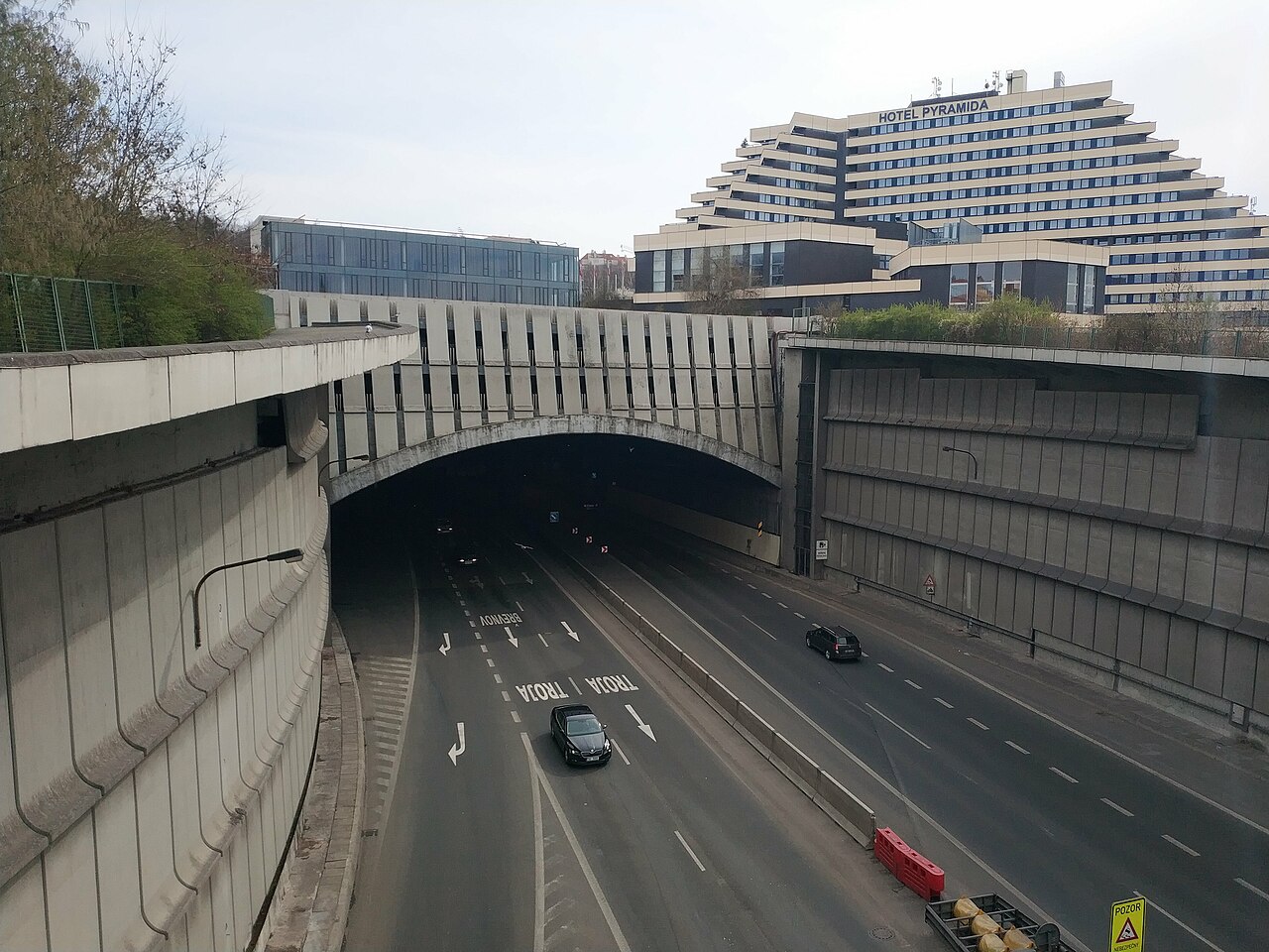 Strahovský tunel je jedno z páteřních míst pražské dopravy.