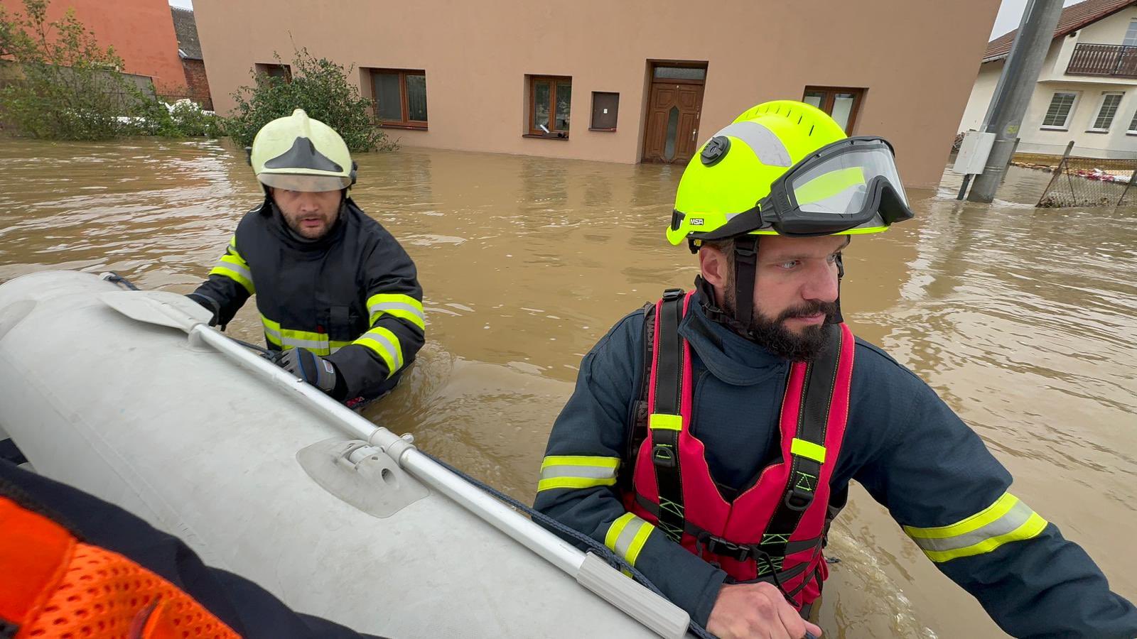 Hasičům by od zítřka měla pomoci armáda.