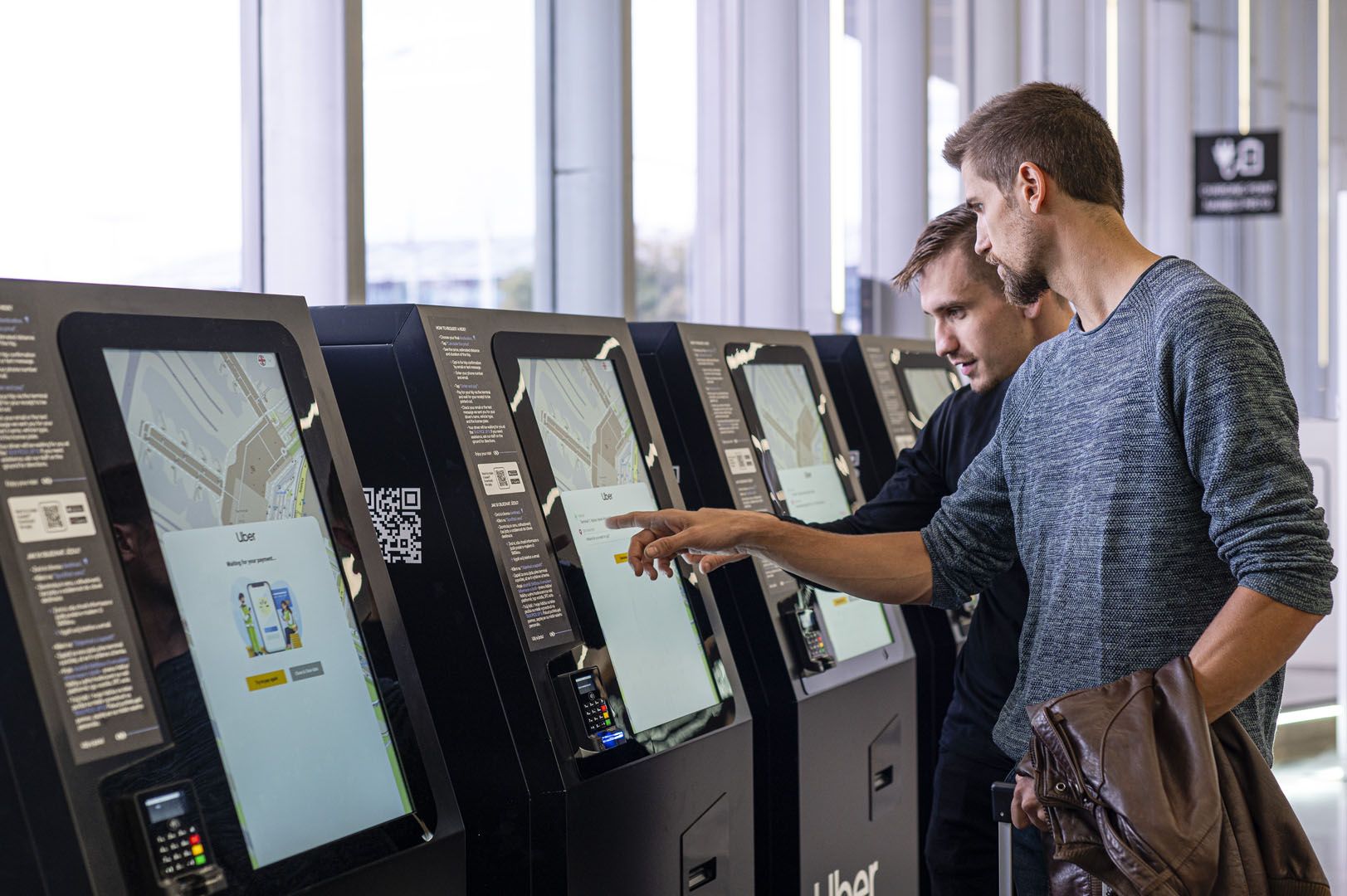 Samoobslužné kiosky slouží pro objednání odvozu z letiště. Cestující ale musejí zadat řadu osobních údajů. Ty se pak zobrazují i dalším zákazníkům.