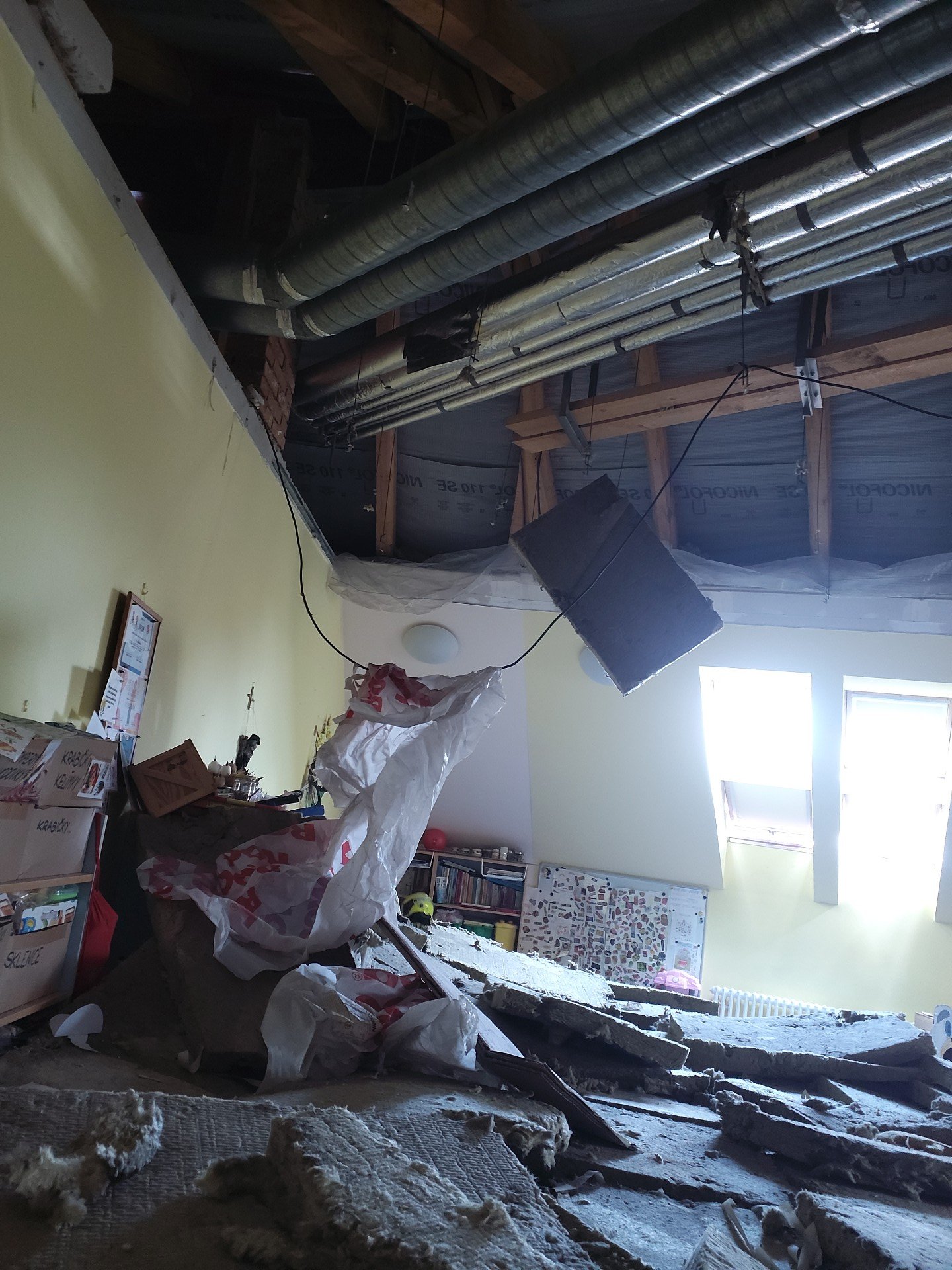 V počernické základní škole se zřítil strop v jedné ze tříd, 27. 6. 2024.